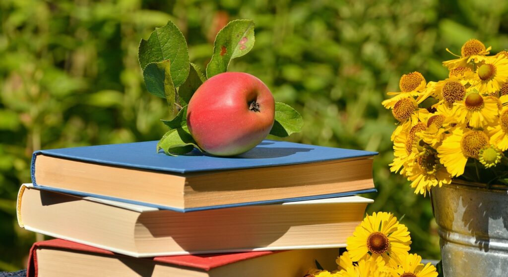 apple, books, garden-2037883.jpg